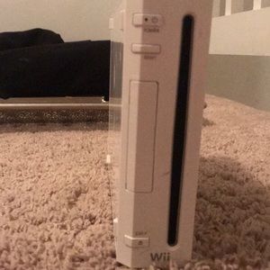 Working wii console. Wii remote missing back cover. Top cover of wii missing.